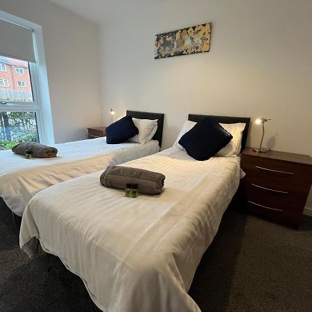 2 Double Beds Or 4 Singles, 2 Bathrooms, Free Parking, Smart Tv'S, Close To Gunwharf Quays, Beach & Historic Dockyard ポーツマス エクステリア 写真