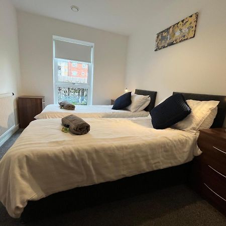 2 Double Beds Or 4 Singles, 2 Bathrooms, Free Parking, Smart Tv'S, Close To Gunwharf Quays, Beach & Historic Dockyard ポーツマス エクステリア 写真