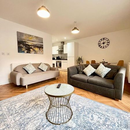 2 Double Beds Or 4 Singles, 2 Bathrooms, Free Parking, Smart Tv'S, Close To Gunwharf Quays, Beach & Historic Dockyard ポーツマス エクステリア 写真