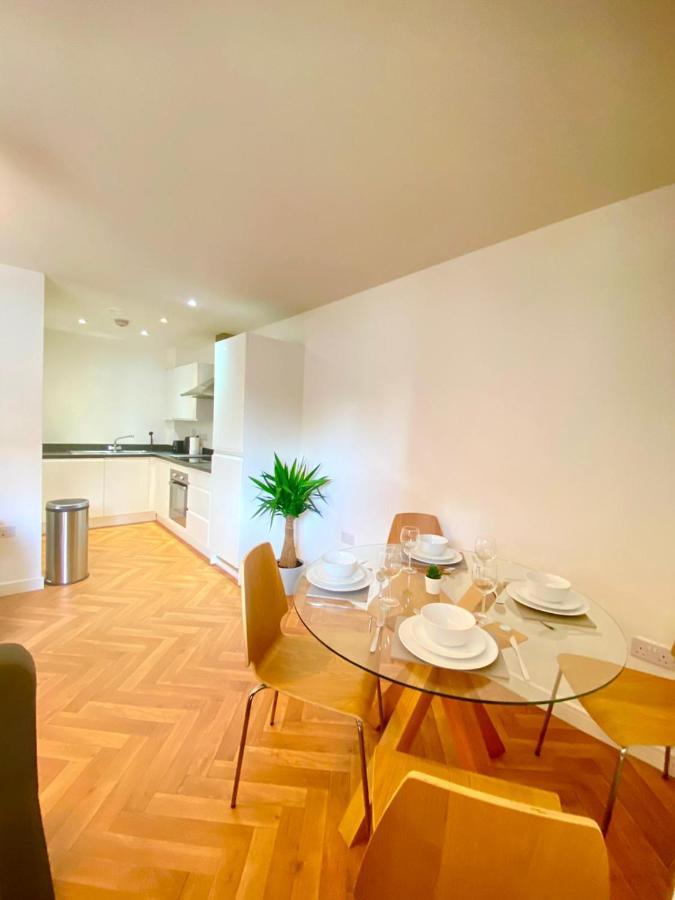 2 Double Beds Or 4 Singles, 2 Bathrooms, Free Parking, Smart Tv'S, Close To Gunwharf Quays, Beach & Historic Dockyard ポーツマス エクステリア 写真