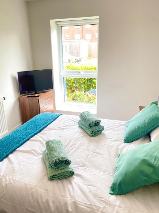 2 Double Beds Or 4 Singles, 2 Bathrooms, Free Parking, Smart Tv'S, Close To Gunwharf Quays, Beach & Historic Dockyard ポーツマス エクステリア 写真