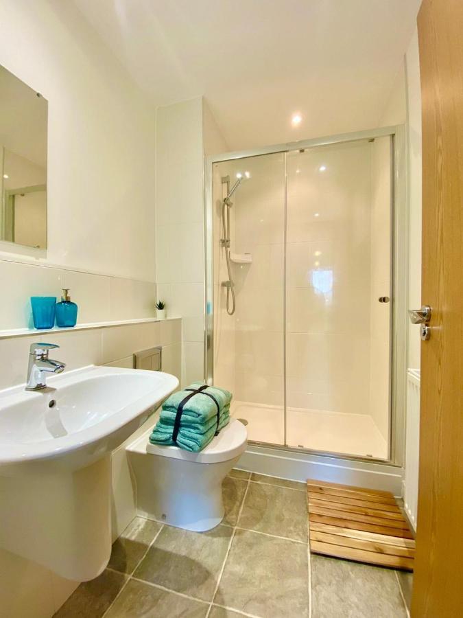 2 Double Beds Or 4 Singles, 2 Bathrooms, Free Parking, Smart Tv'S, Close To Gunwharf Quays, Beach & Historic Dockyard ポーツマス エクステリア 写真