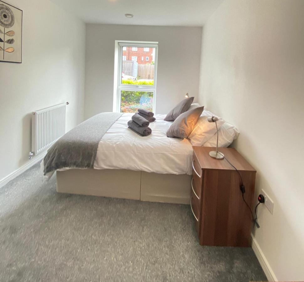 2 Double Beds Or 4 Singles, 2 Bathrooms, Free Parking, Smart Tv'S, Close To Gunwharf Quays, Beach & Historic Dockyard ポーツマス エクステリア 写真