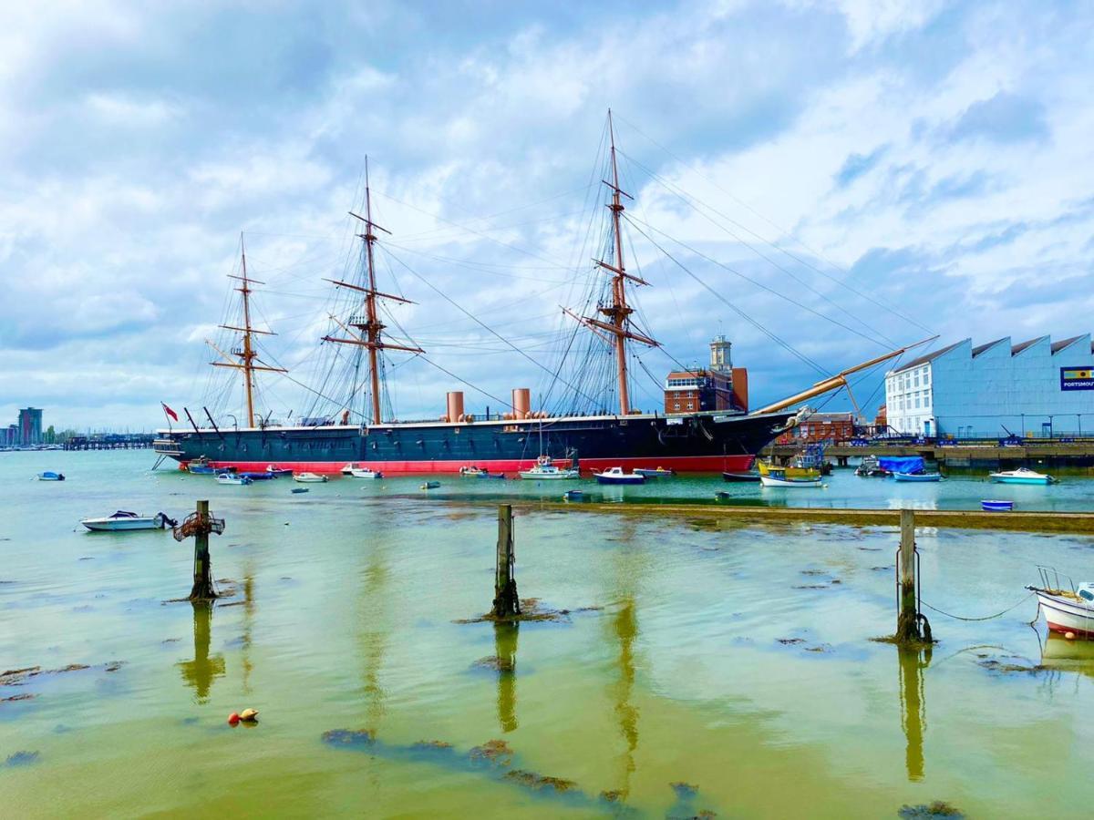 2 Double Beds Or 4 Singles, 2 Bathrooms, Free Parking, Smart Tv'S, Close To Gunwharf Quays, Beach & Historic Dockyard ポーツマス エクステリア 写真