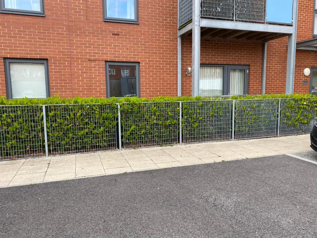 2 Double Beds Or 4 Singles, 2 Bathrooms, Free Parking, Smart Tv'S, Close To Gunwharf Quays, Beach & Historic Dockyard ポーツマス エクステリア 写真