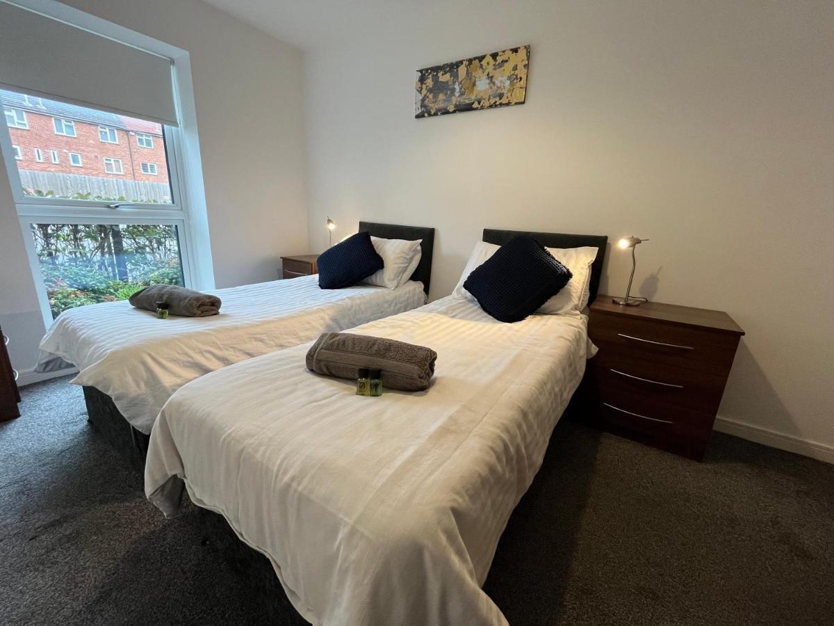 2 Double Beds Or 4 Singles, 2 Bathrooms, Free Parking, Smart Tv'S, Close To Gunwharf Quays, Beach & Historic Dockyard ポーツマス エクステリア 写真