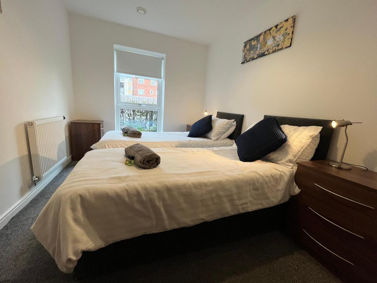 2 Double Beds Or 4 Singles, 2 Bathrooms, Free Parking, Smart Tv'S, Close To Gunwharf Quays, Beach & Historic Dockyard ポーツマス エクステリア 写真