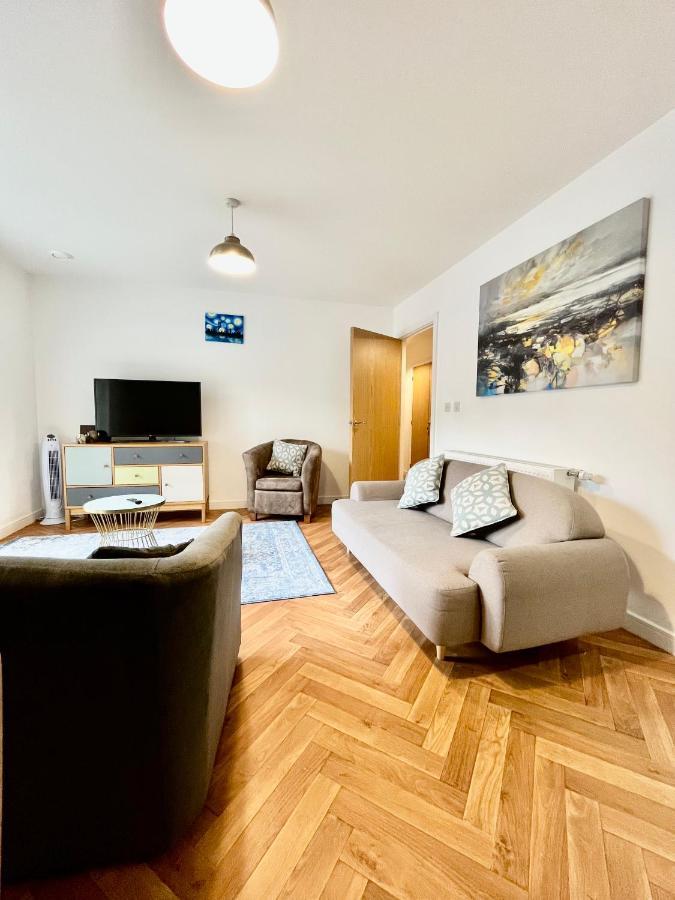 2 Double Beds Or 4 Singles, 2 Bathrooms, Free Parking, Smart Tv'S, Close To Gunwharf Quays, Beach & Historic Dockyard ポーツマス エクステリア 写真