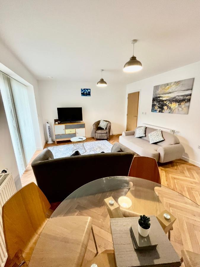 2 Double Beds Or 4 Singles, 2 Bathrooms, Free Parking, Smart Tv'S, Close To Gunwharf Quays, Beach & Historic Dockyard ポーツマス エクステリア 写真